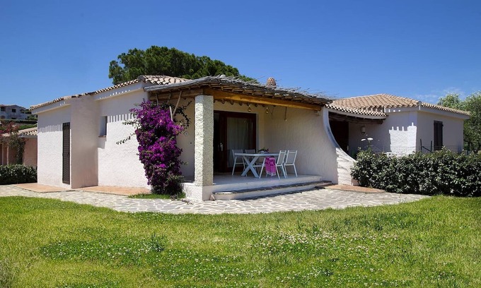 La Conia House | Vacation Home "Casa giardino e spiaggia a piedi" near the Beach with Garden & Terrace