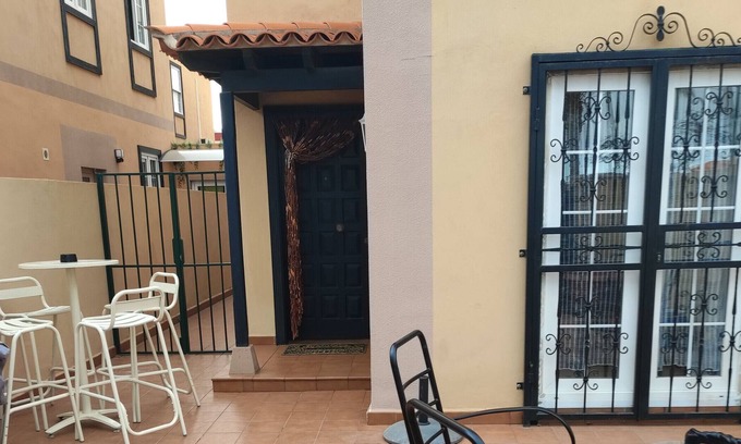Las Rosas House | Vacation Home "Casa Mohana" with Private Terrace & Wi-Fi
