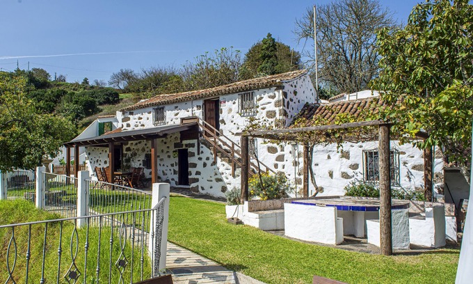 Moya House | Vacation Home 'Casa Rural El Majano' with Mountain View, Private Pool and Wi-Fi