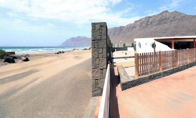 Urbanizacion Famara House | Vacation Home 'Bungalow Aguamar' with Sea View, Shared Terrace & Wi-Fi