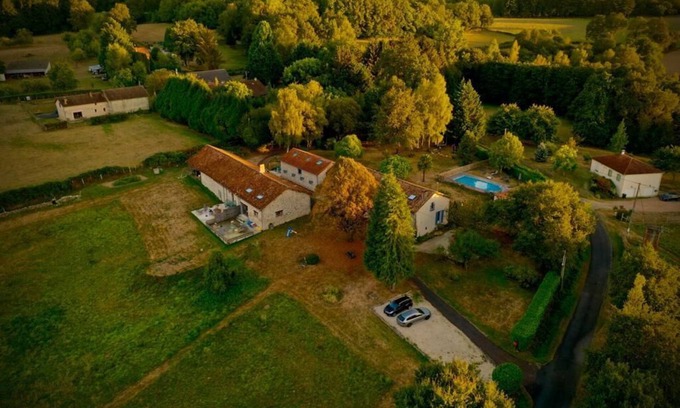 Pensol House | Vacation home in the campaign. For children a playground and heated pool