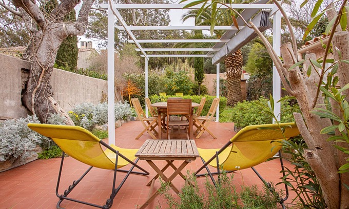 Porquerolles House | Vacation Home 'La Maison et Son Jardin Clos' with Private Terrace & Wi-Fi
