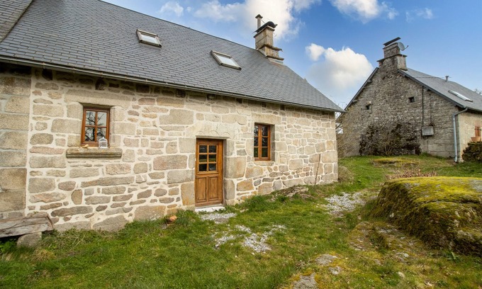 Chaumeil House | Vacation Home 'La Maison de François' with Shared Terrace