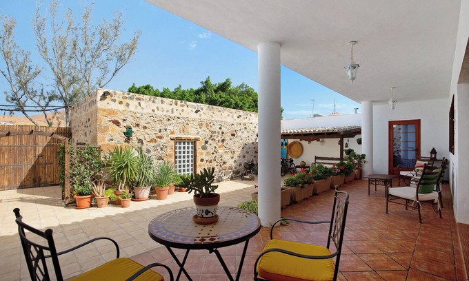 Pajara House | Vacation Home "Las Raíces" with Mountain View, 2 Private Terraces & Wi-Fi