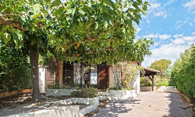 Vendres Cabin | Vacation home 'Les Lauriers-roses' sleeps 6, 1 km from the beach.