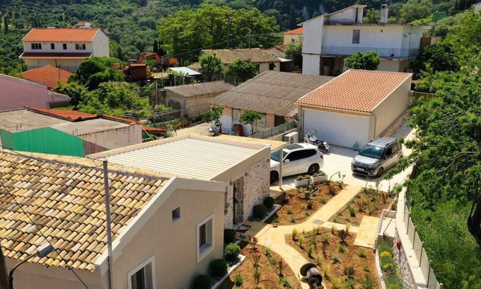 Pagi House | Vacation Home "Pagoi Village Maissonette" with Mountain View, Private Garden & Wi-Fi