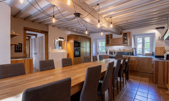 Montel-de-Gelat House | Vacation home sleeps 15 near the Chaîne des Puys in Auvergne