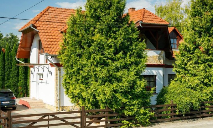 Balatonoszod House | Vacation home Tamas by Interhome