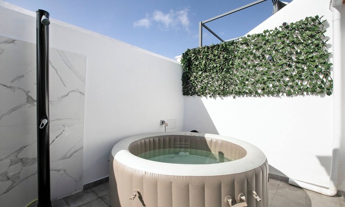 Abades House | Vacation Home 'Tia Osa' with Private Pool, Shared Terrace and Wi-Fi