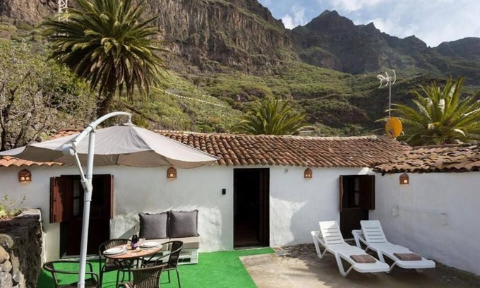 Lomo de Arico House | Vacation Home Traditional Canary Cottage in Masca with Garden, Terrace & Wi-Fi