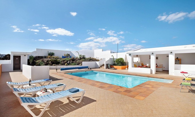 Tias House | Vacation Home 'Villa Casa Sol Y Mar' with Sea View, Private Pool and Wi-Fi