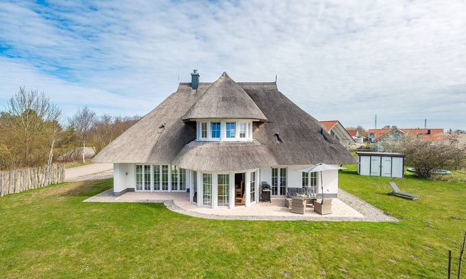 Trent House | Vacation home Villa Hans: your spacious retreat in Westrügen
