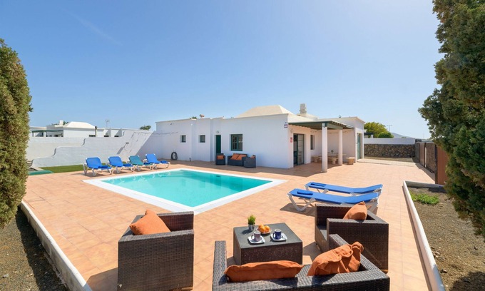 Playa Blanca House | Vacation Home 'Vista De La Montaña' with Mountain View