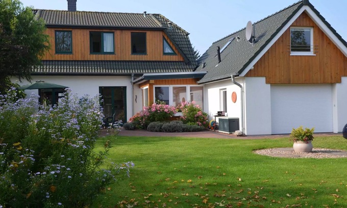 Varel House | Vacation in a historic house right on the Varel harbor!
