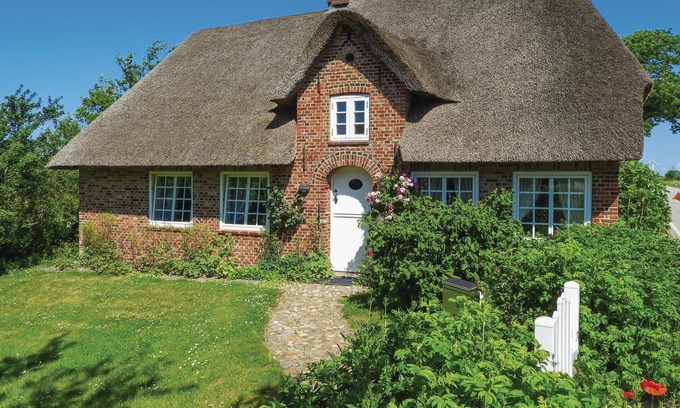 Neugalmsbull House | Vacation in a typical Frisian thatched house with the UNESCO World Heritage Wadden Sea right on your