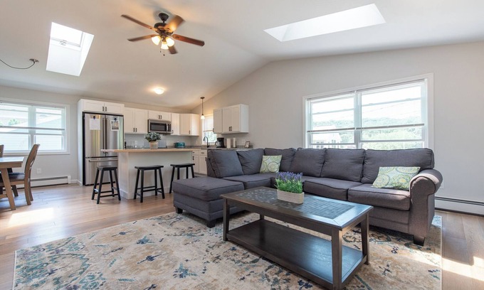 Narragansett House | Vacation in Comfort & Style!