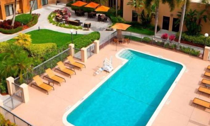 Boca Raton Hotel | Vacation is Calling! 2 Posh Units, Close to Boca Raton Beach, Free Parking, Pool
