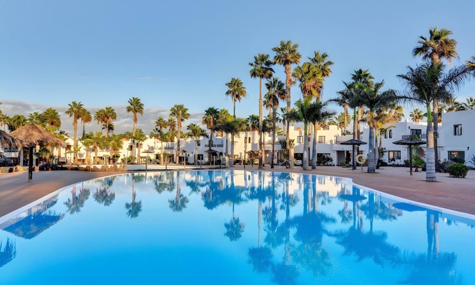 Corralejo Apartment | Vacation 'Oasis Duna Casa Martineli' with Shared Pool, Balcony and Wi-Fi