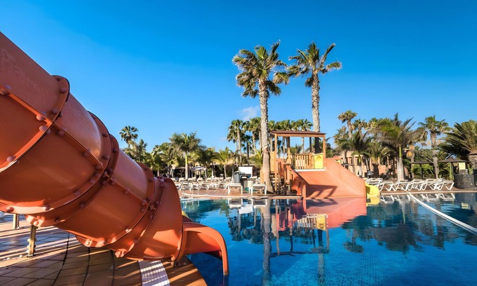 Corralejo Apartment | Vacation 'Oasis Duna Casa Elena' with Shared Pool, Balcony and Wi-Fi