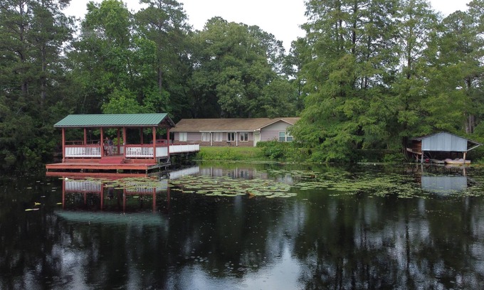 Dover House | Vacation Pond House Retreat