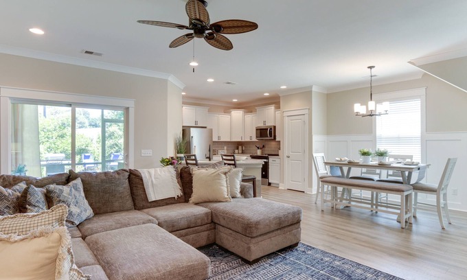 Spanish Wells House | Vacation Rental & Grill 4 Mi to Coligny Beach Park