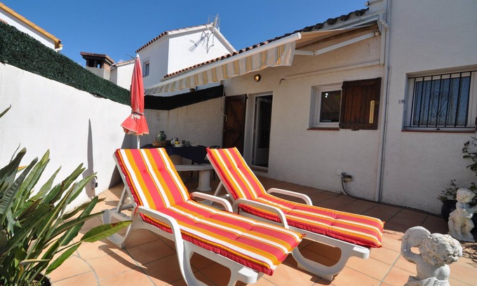 El Mas Mates Ski Chalet | Vacation rental in Roses, Costa Brava: Cozy 2-bedroom house with garden and terrace, 800 meters from the beach.
