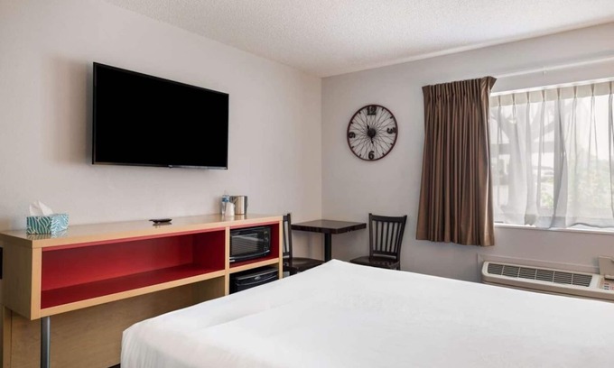 Ontario Hotel | Vacation Starts Here! Pool, Pet-friendly Property, Free Parking, Free Breakfast
