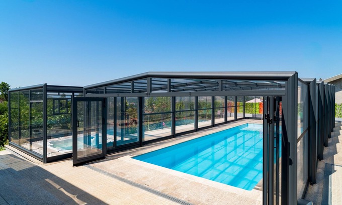 Lever House | Vacation villa in Porto/Lever with private indoor heated pool, SPA, air conditioning, and Wifi