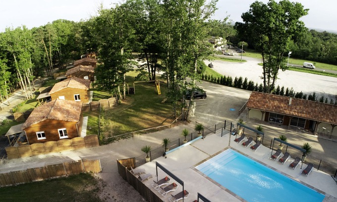 Thenon Ski Chalet | Vacation village in Périgord Noir, our chalets are ready to welcome you.