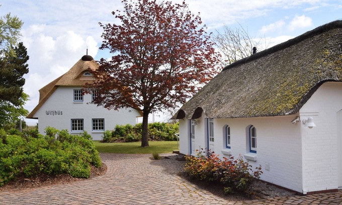 Norddorf Apartment | Vacation with dog, incl. swimming pool and sauna, upper floor over 2 levels up to 4 persons