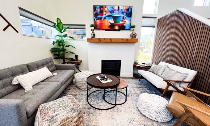 Whitefish House | Vacay! 3 Bed/3.5 Bath | Pool/Hot Tub/Sauna | Perfect Location!