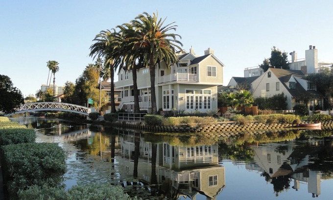 Venice Cottage | Vacay chalet a block to beach w two bikes pet friendly
