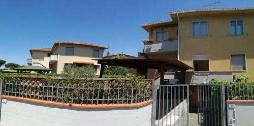 Vada House | VADA (LI) ZONA RESIDENZIALE A 300 MT DAL MARE da 6 a 8 POSTI LETTO