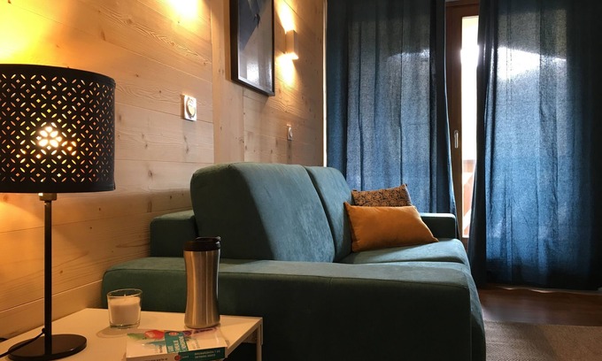 Val-Thorens Apartment | VAL THO, ski in, 5 people! PARKING available on request.
