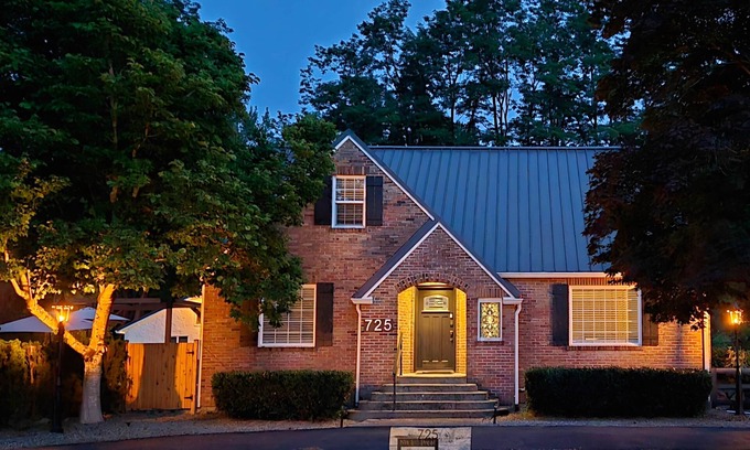 North Bend House | Valley Brickhouse | Hot Tub Trails Downtown 1m