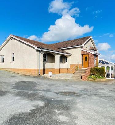 Down Villa | Valley Lodge 3 BR Retreat in Craigantlet Hills