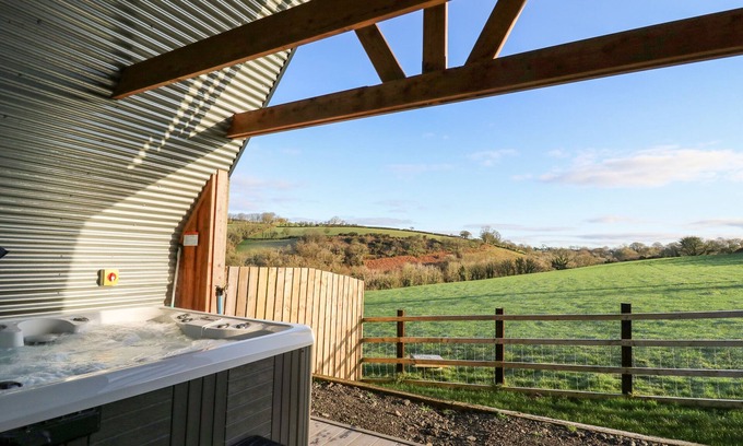 Llandysul Cottage | VALLEY VIEW HIDEAWAY, pet friendly, with hot tub in Ffostrasol