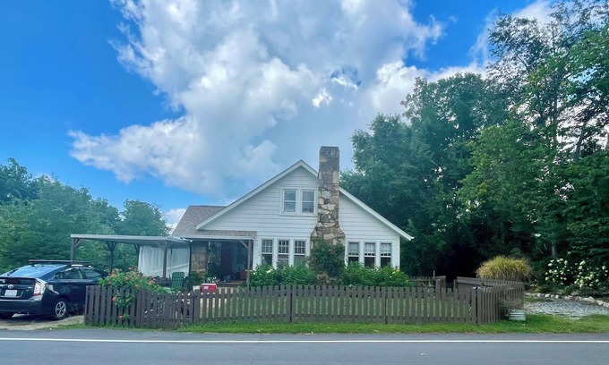 Mars Hill House | Valley View - In Town - Guest Suite