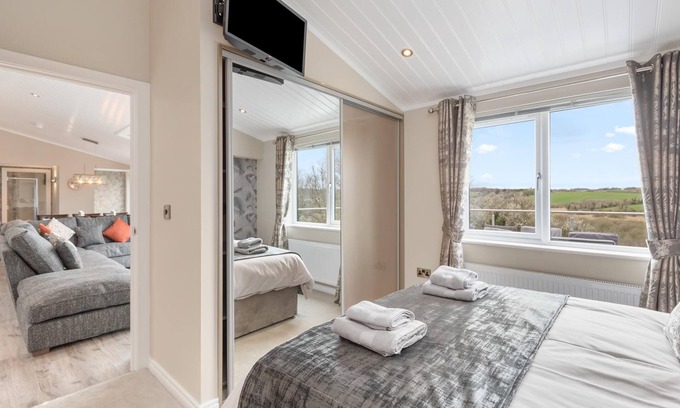 Penally House | Valley View Lodge - Luxury Lodge Hot Tub Close to Beach