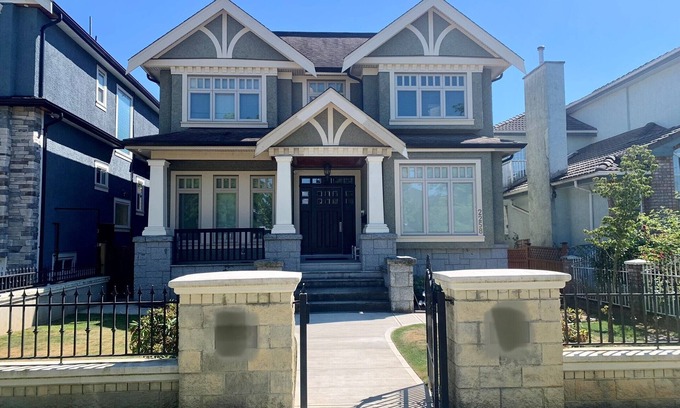 Oakridge House | Van east basement with 2 bed rooms with queen size bed