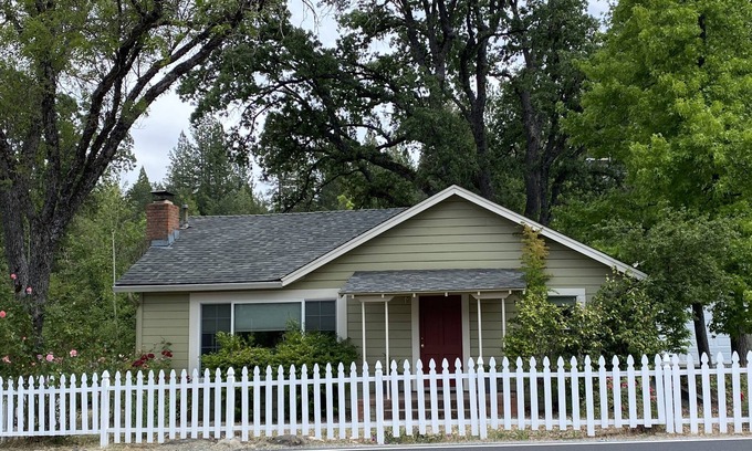 Groveland House | Van's Yosemite Garden Cottage