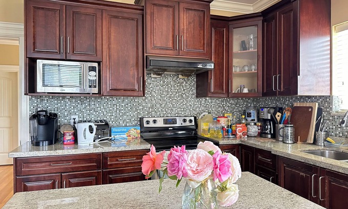 Burnaby House | Vancouver Metrotown Modern Guest House