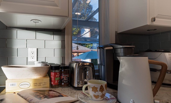 Oakridge House | Vancouver west 8 minutes to downtown and airport