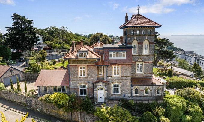 Torquay City Centre Ski Chalet | Vane Tower- Historic retreat with Panoramic Sea Views