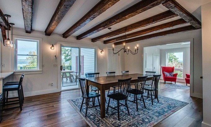 Valois House | Vanster House overlooking Seneca Lake