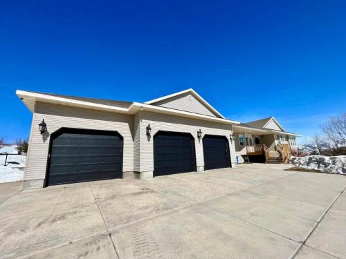 Inkom House | Vast Family Home- VIEWS pool table private