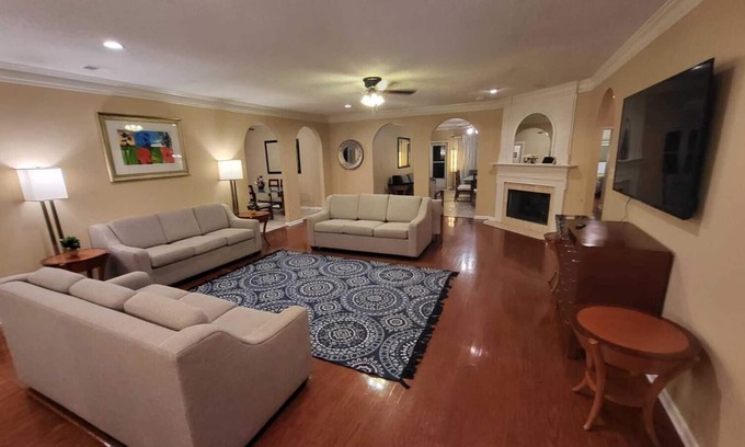 Southaven House | Vast Lake Front Estate with Pool in Greater Memphis