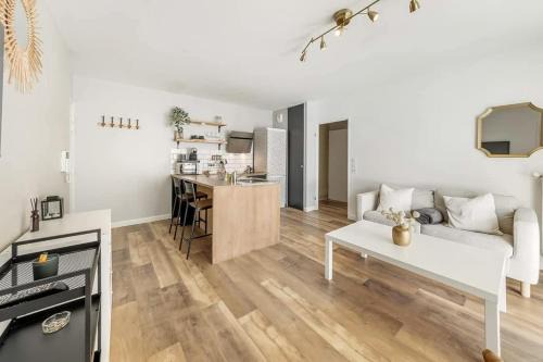 Beauregard Apartment | VAUBAN - Appartement au calme - Parking/Terrasse