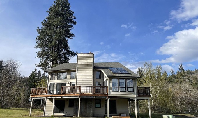 Mt. Hood - Columbia River Gorge House | Vaulted Glass Home on 10 Very Private Acres in the Gorge