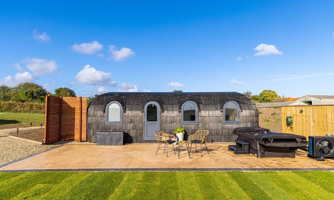Arnold Cottage | VEIKO - MAYFLOWER MEADOW, romantic, with hot tub in Brandesburton